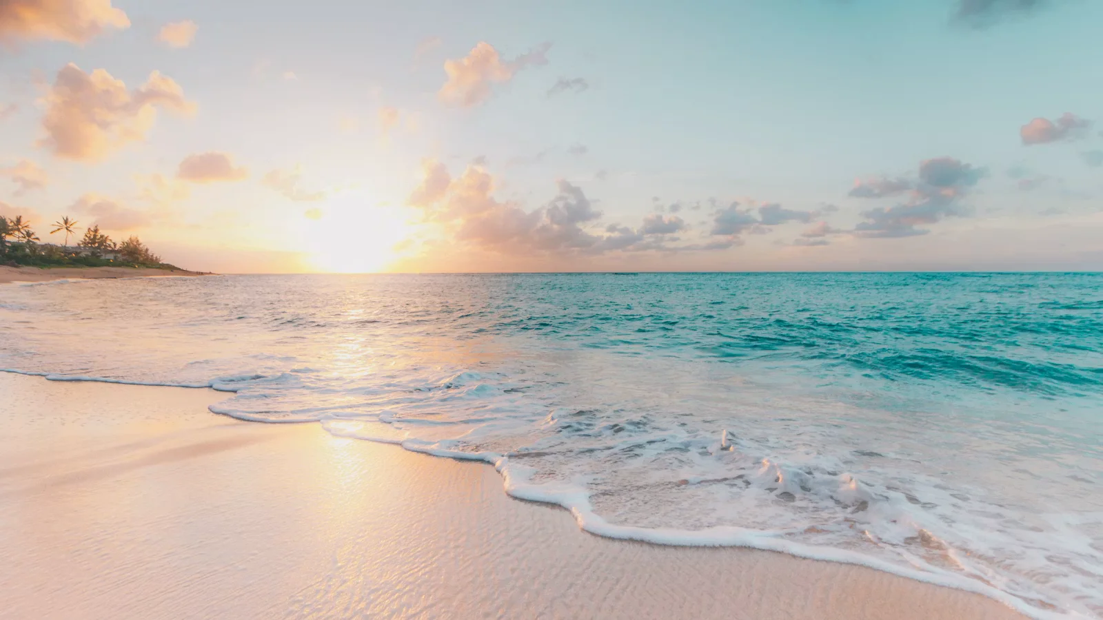 Atardecer en una playa tropical